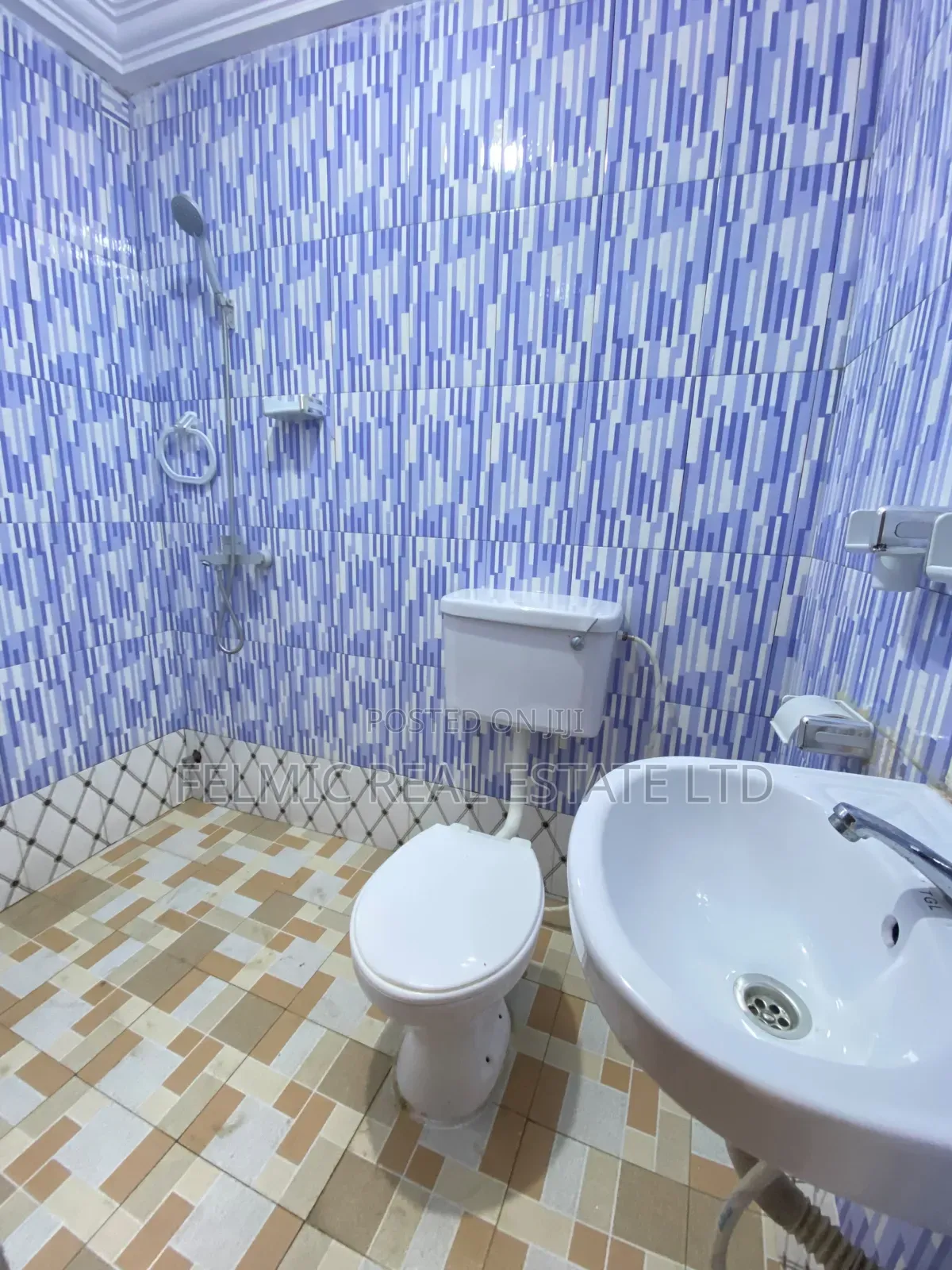 5bdrm Duplex in Felmic Real Estate, Amasaman for rent