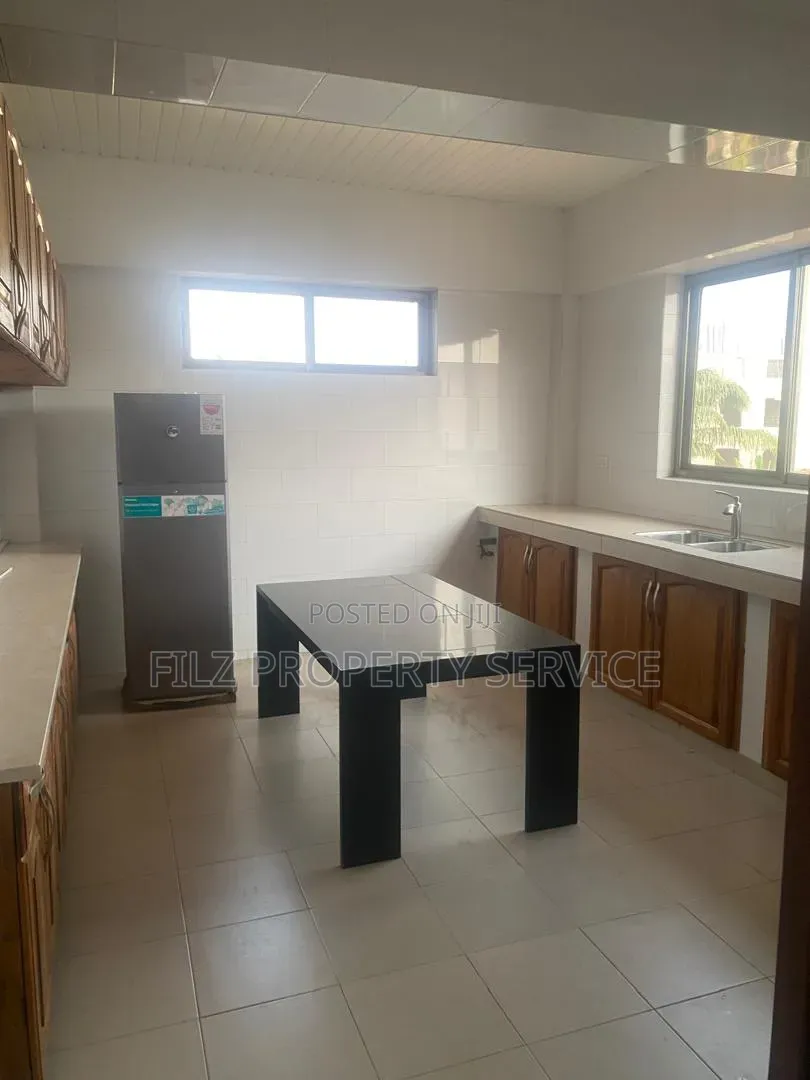 3bdrm Apartment in American House for rent
