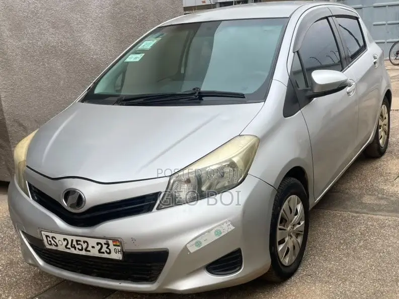 Toyota Vitz 2012 Silver