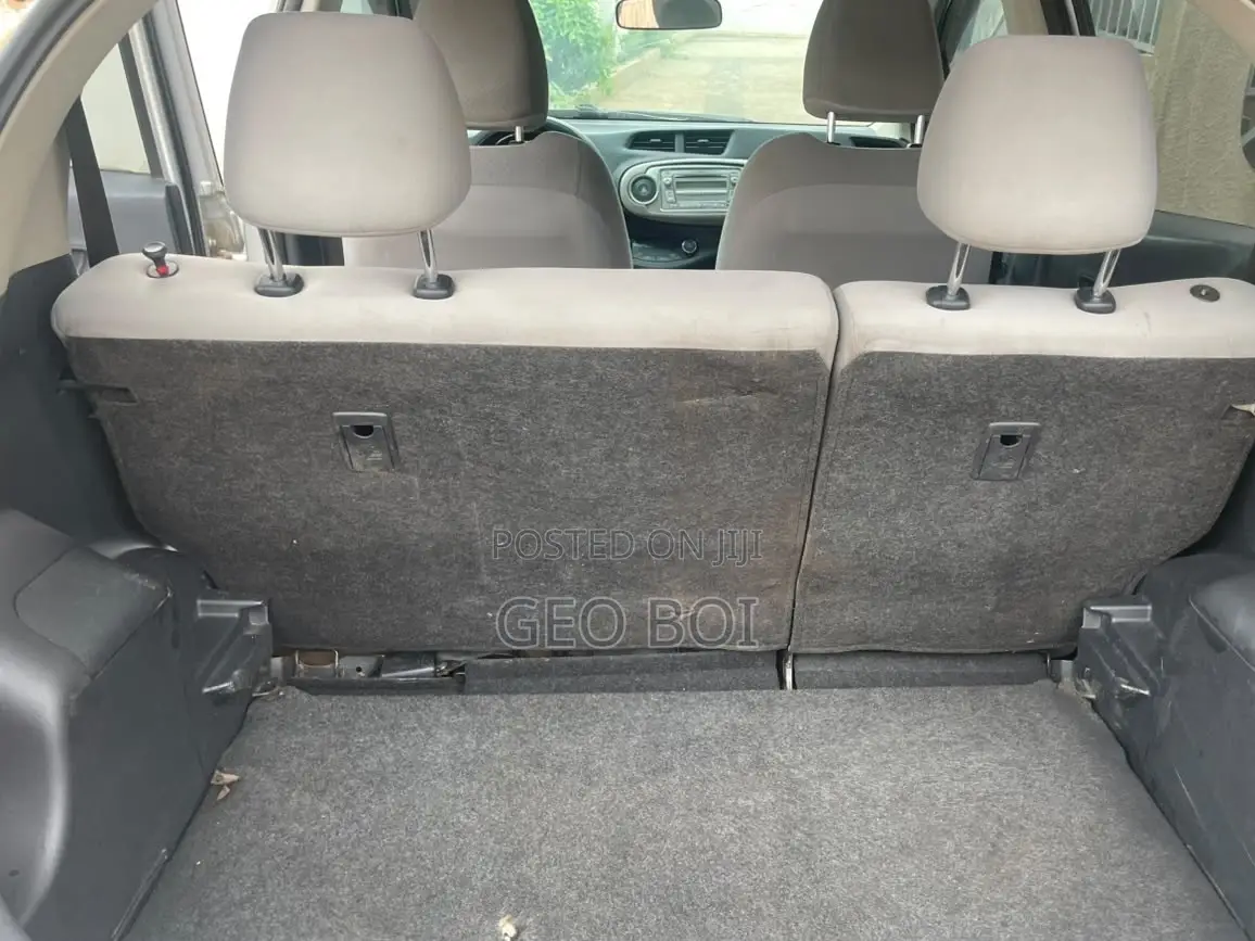 Toyota Vitz 2012 Silver