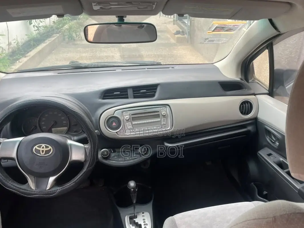 Toyota Vitz 2012 Silver