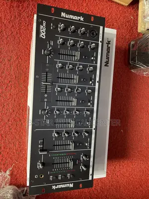 Numark DJ Mixer CM 200