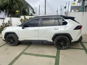 Toyota RAV4 XLE 2021 Black