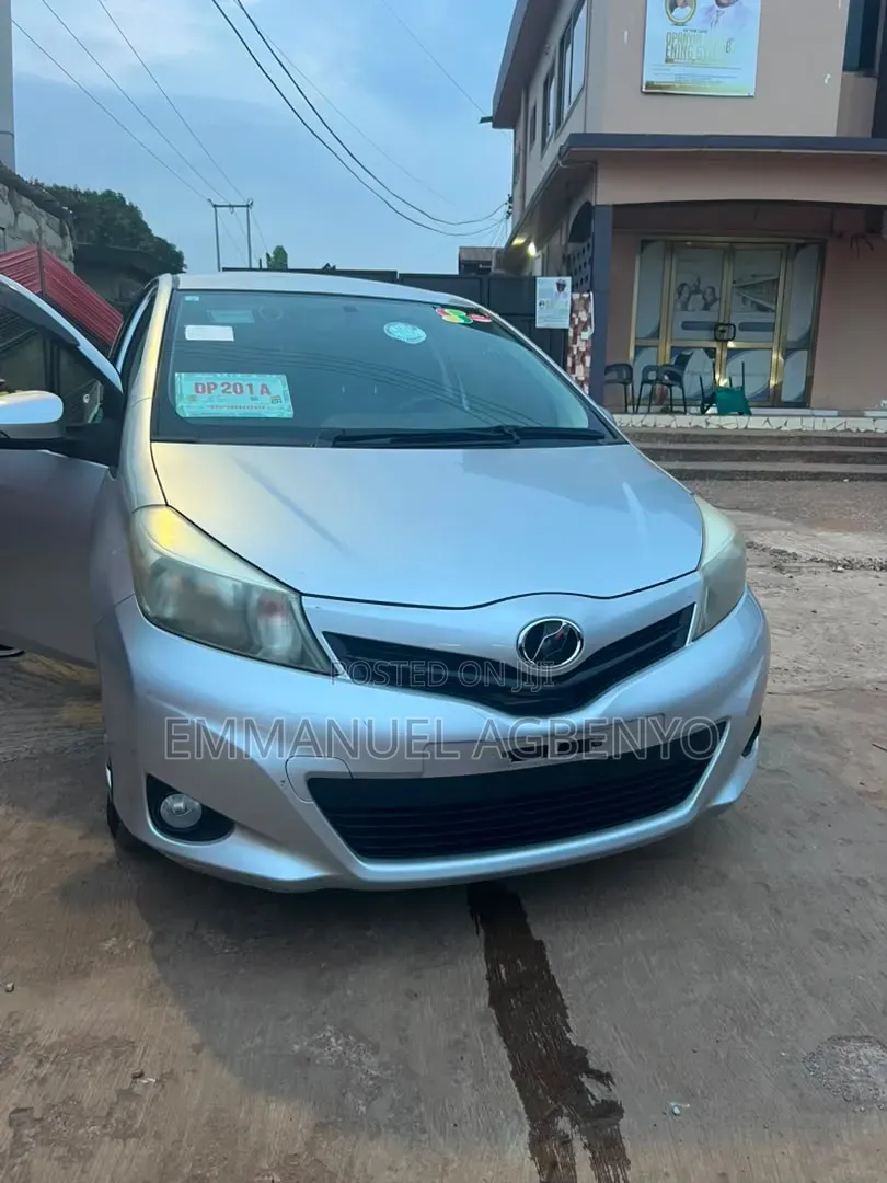 Toyota Vitz 2013 Silver