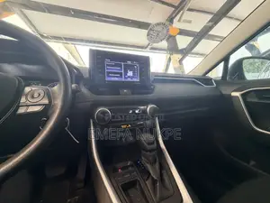 Toyota RAV4 LE 2022 Silver
