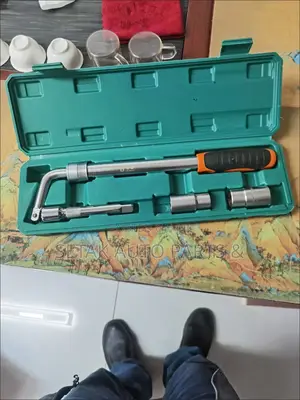 Heavy-Duty Telescopic Wheel Spanner Lug Wrench Set With 6-Gear System