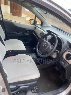 Toyota Vitz 2012 Silver