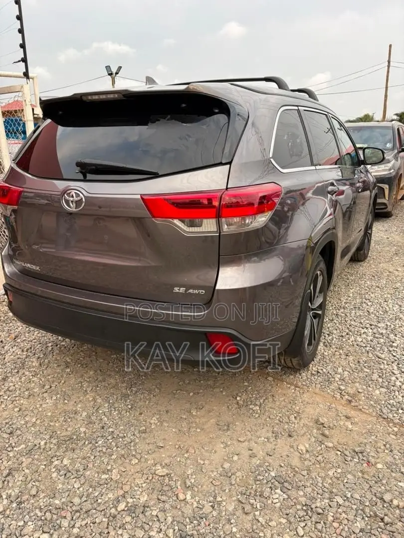 Toyota Highlander SE 2019 Gray
