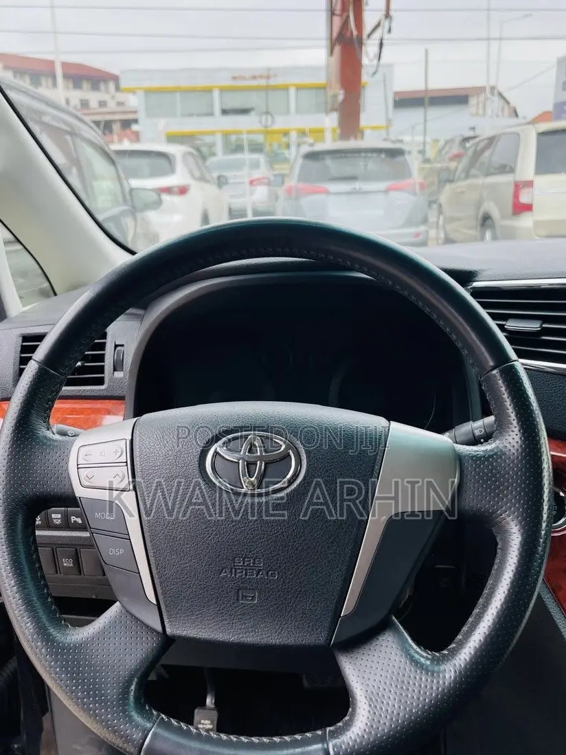 Toyota Vellfire Z 2.4 FWD 7-Seater 2013 Burgundy