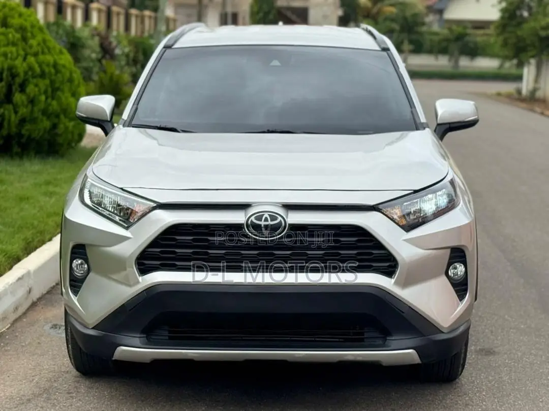 Toyota RAV4 XLE 2021 Silver