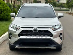 Toyota RAV4 XLE 2021 Silver