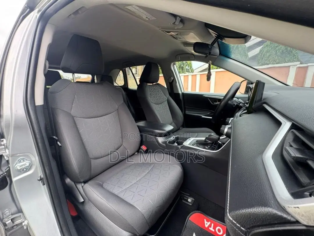 Toyota RAV4 XLE 2021 Silver