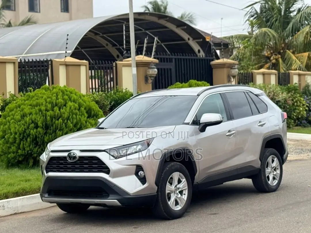Toyota RAV4 XLE 2021 Silver