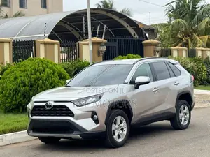 Toyota RAV4 XLE 2021 Silver