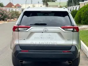 Toyota RAV4 XLE 2021 Silver