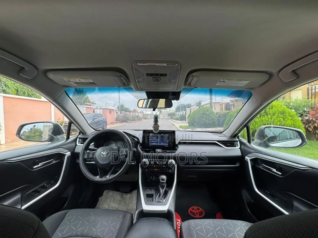Toyota RAV4 XLE 2021 Silver