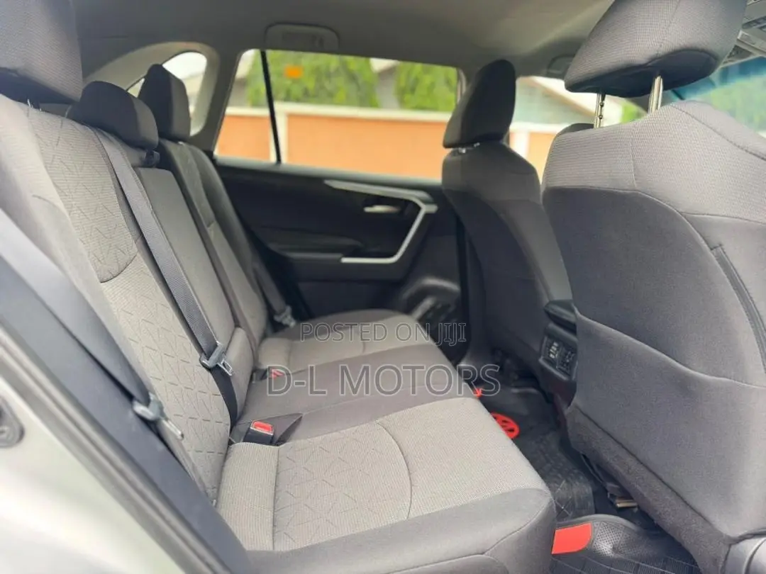 Toyota RAV4 XLE 2021 Silver