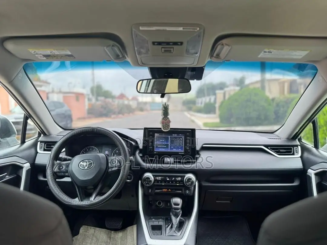 Toyota RAV4 XLE 2021 Silver