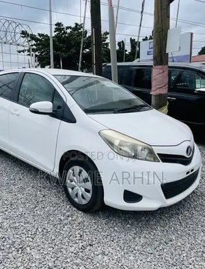 Toyota Vitz 1.3 FWD 5dr 2011 White