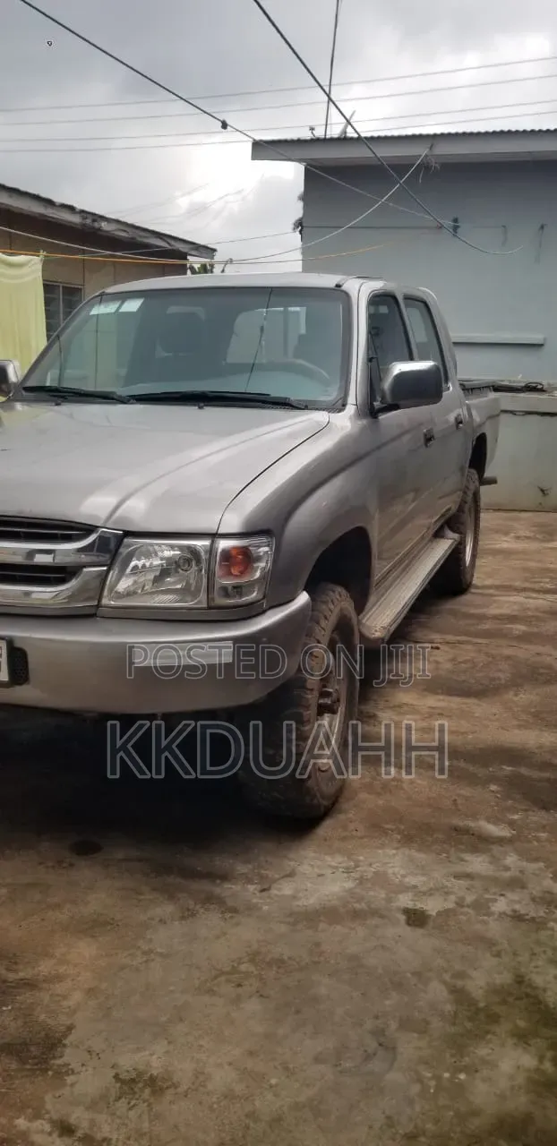 Toyota Hilux 2003 Gray