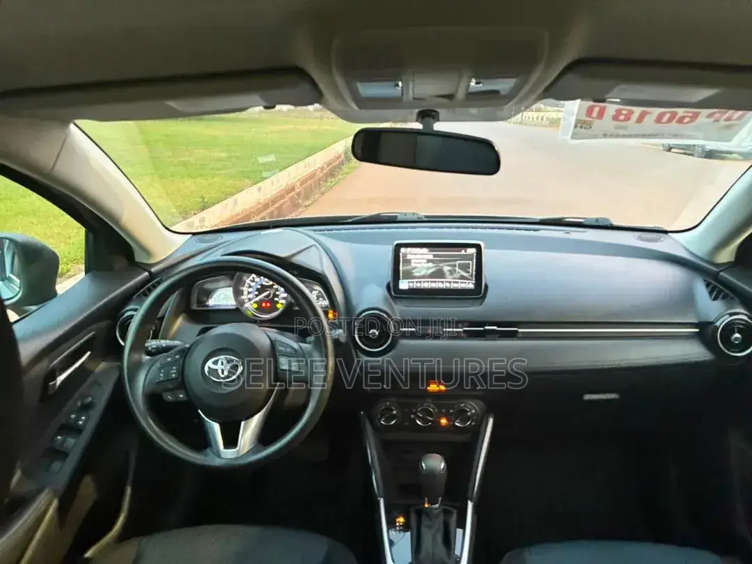 Toyota Yaris 2016 Silver