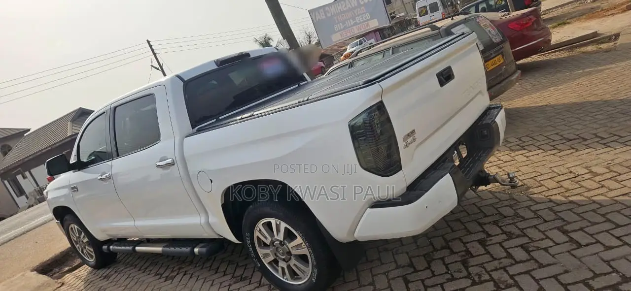 Toyota Tundra Platinum 5.7L V8 4x4 CrewMax 5.6 ft. box 145.7 in. WB White 