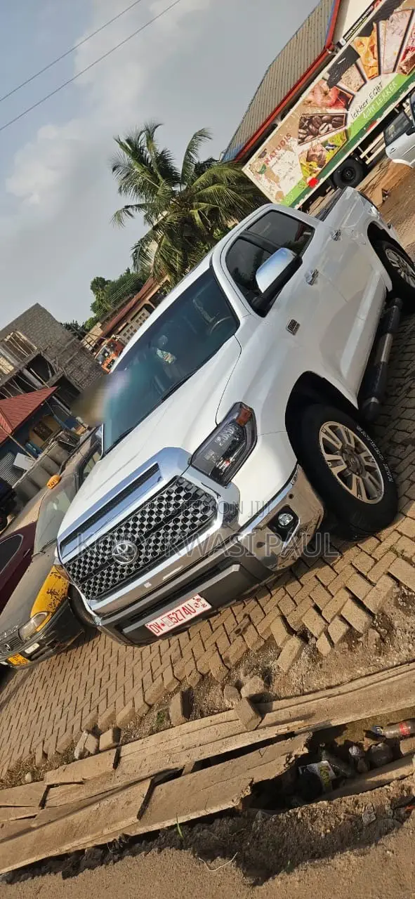 Toyota Tundra Platinum 5.7L V8 4x4 CrewMax 5.6 ft. box 145.7 in. WB White 