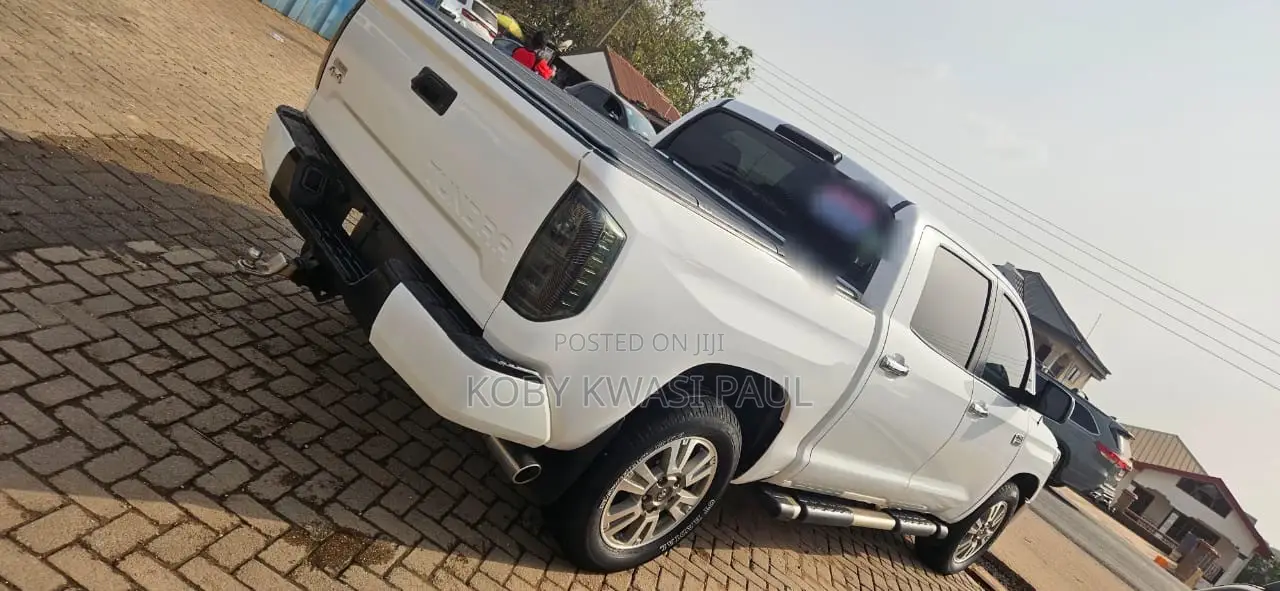 Toyota Tundra Platinum 5.7L V8 4x4 CrewMax 5.6 ft. box 145.7 in. WB White 