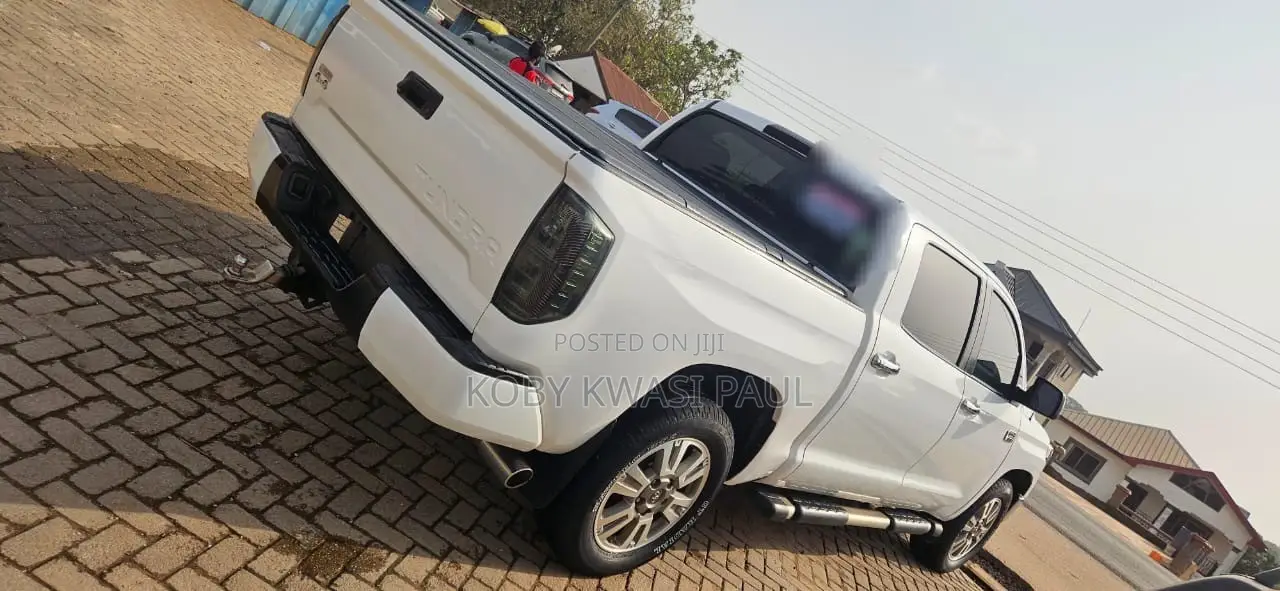 Toyota Tundra Platinum 5.7L V8 4x4 CrewMax 5.6 ft. box 145.7 in. WB White 