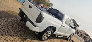Toyota Tundra Platinum 5.7L V8 4x4 CrewMax 5.6 ft. box 145.7 in. WB White 