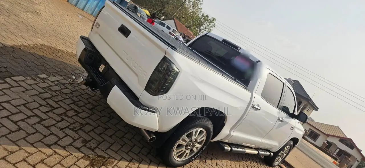 Toyota Tundra Platinum 5.7L V8 4x4 CrewMax 5.6 ft. box 145.7 in. WB White 