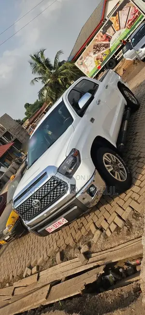 Toyota Tundra Platinum 5.7L V8 4x4 CrewMax 5.6 ft. box 145.7 in. WB White 
