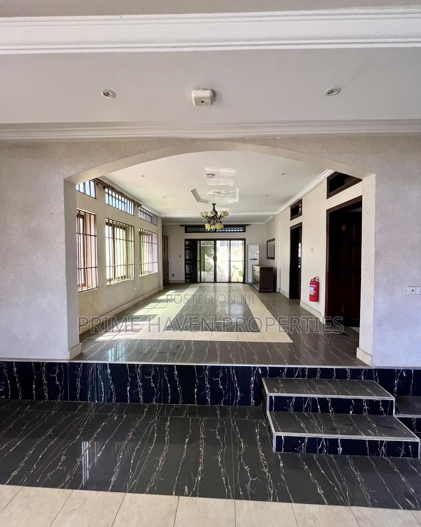 7bdrm House in Airport Hills for sale