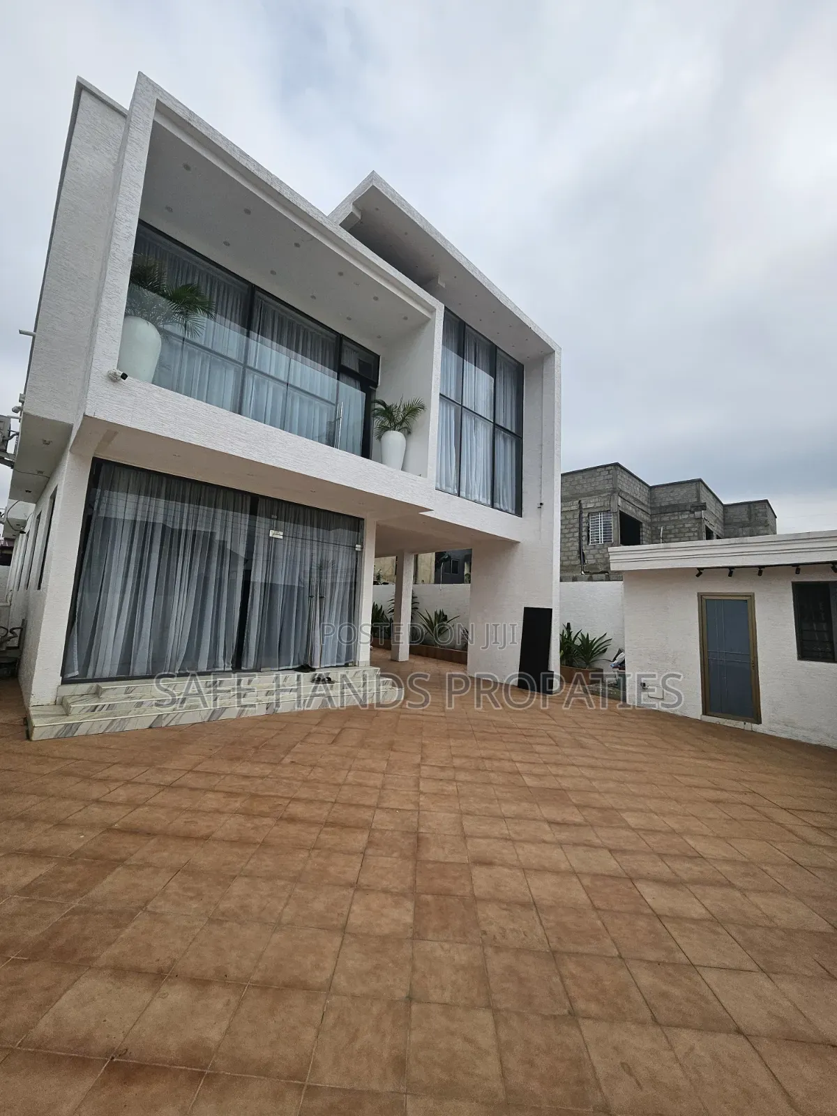 Furnished 5bdrm Duplex in Accra Metropolitan for sale