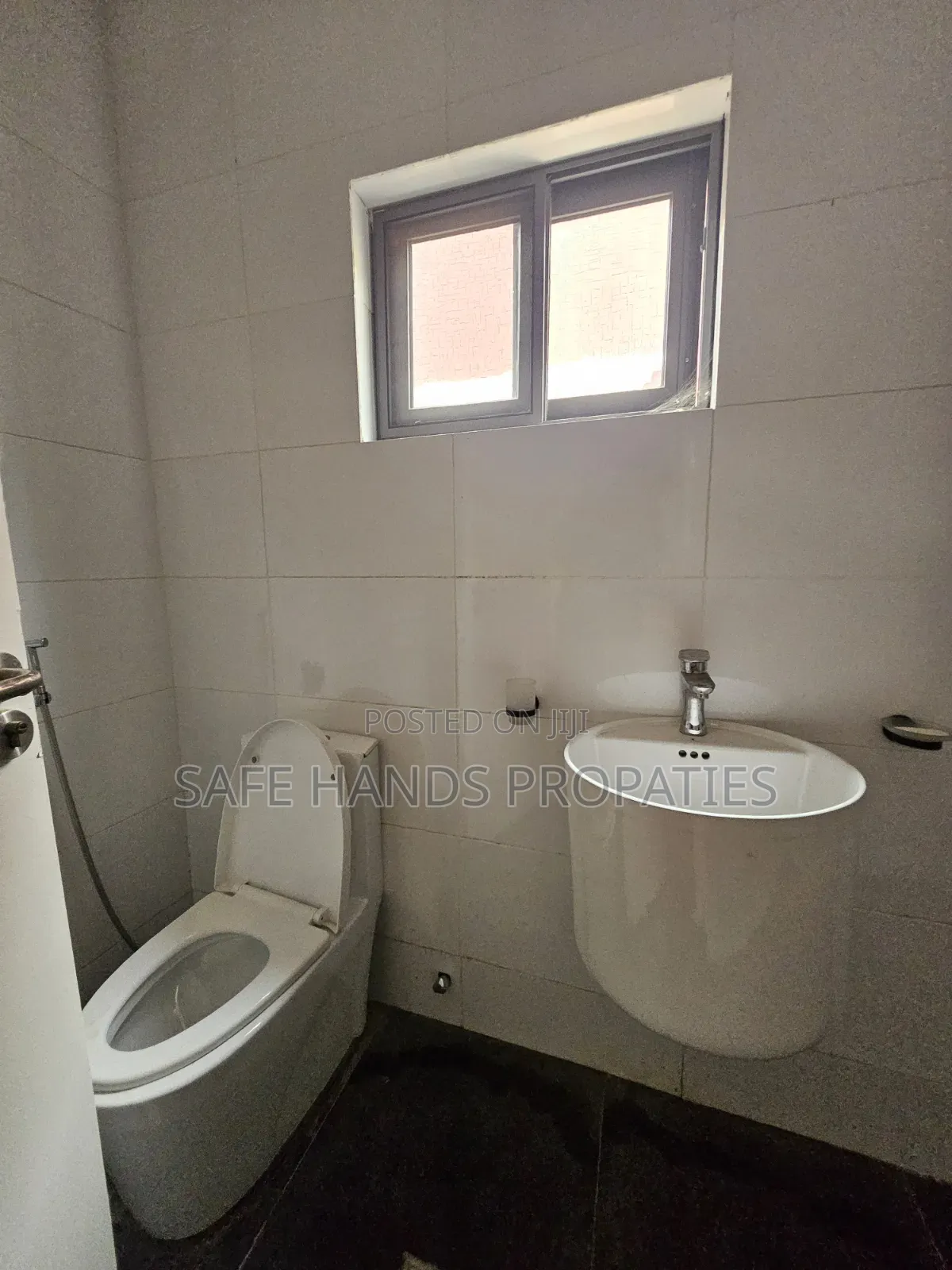 Furnished 5bdrm Duplex in Accra Metropolitan for sale