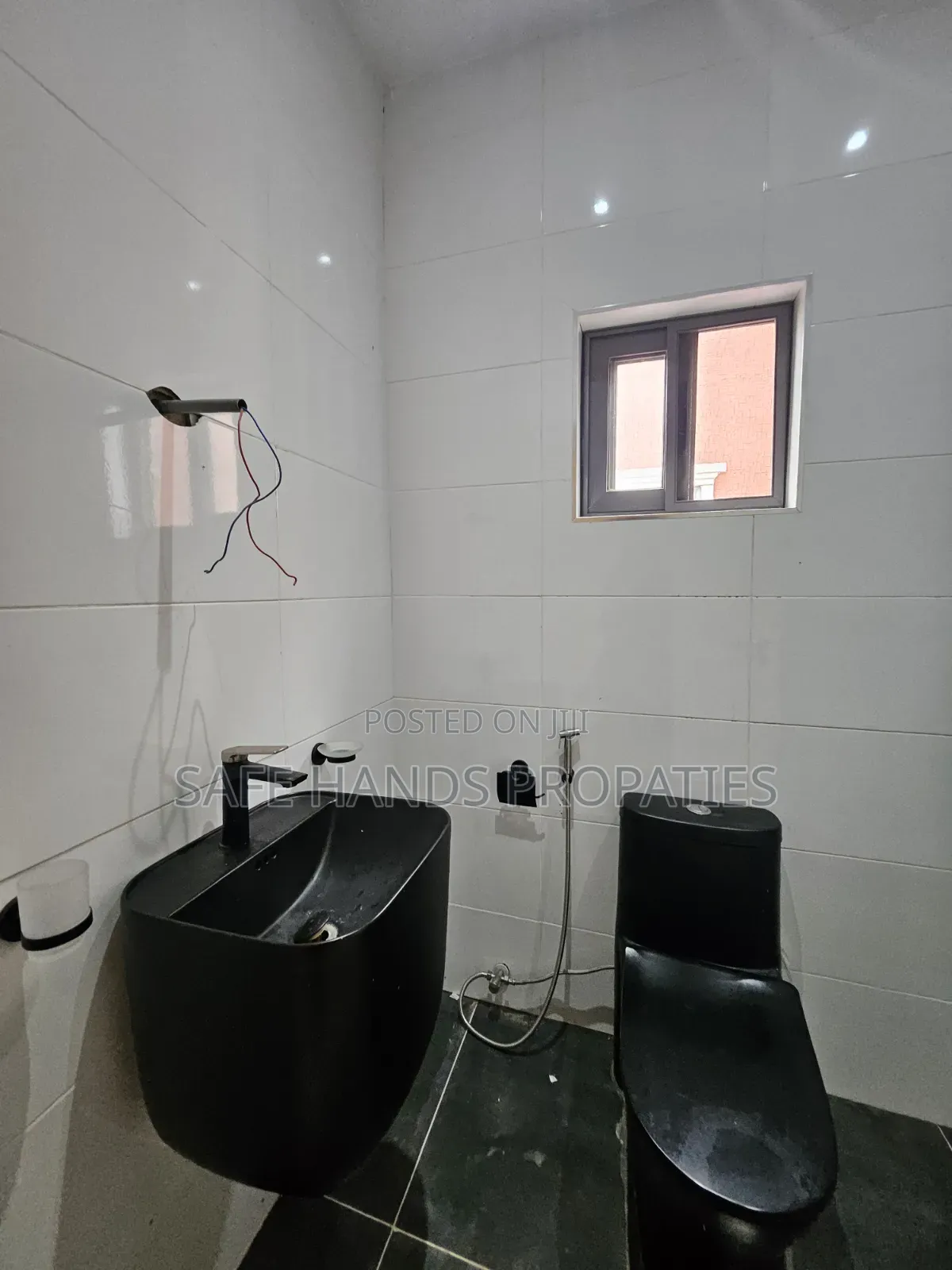 Furnished 5bdrm Duplex in Accra Metropolitan for sale
