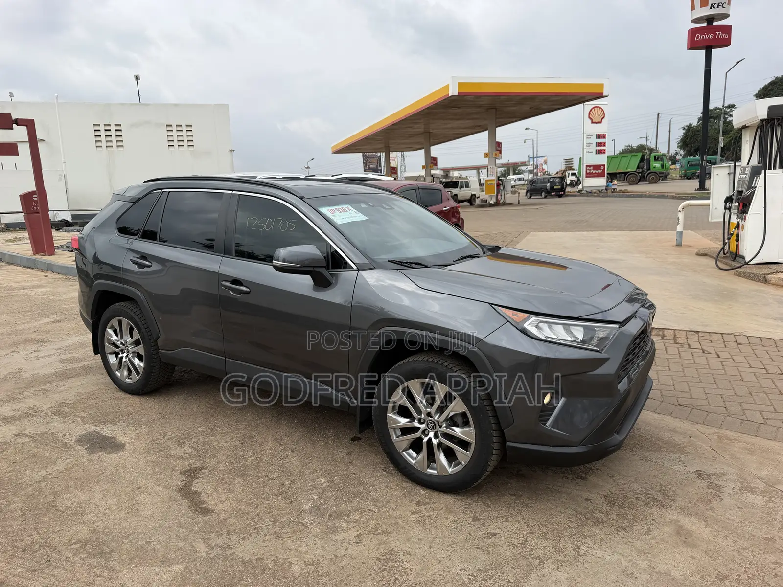 Toyota RAV4 XLE 2021 Black