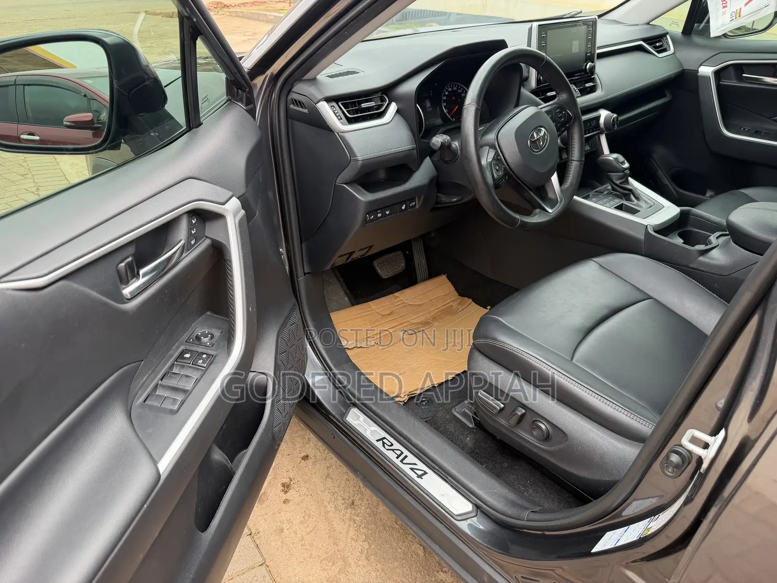 Toyota RAV4 XLE 2021 Black