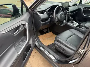 Toyota RAV4 XLE 2021 Black