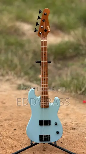 Luxars Short Scale Bass in Blue