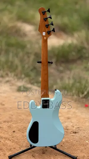 Luxars Short Scale Bass in Blue