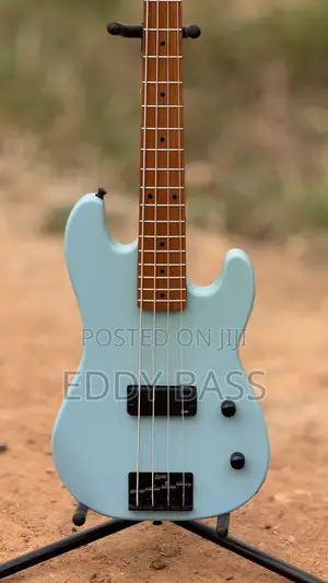 Luxars Short Scale Bass in Blue
