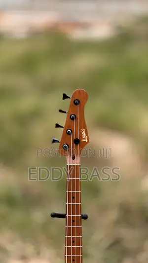 Luxars Short Scale Bass in Blue