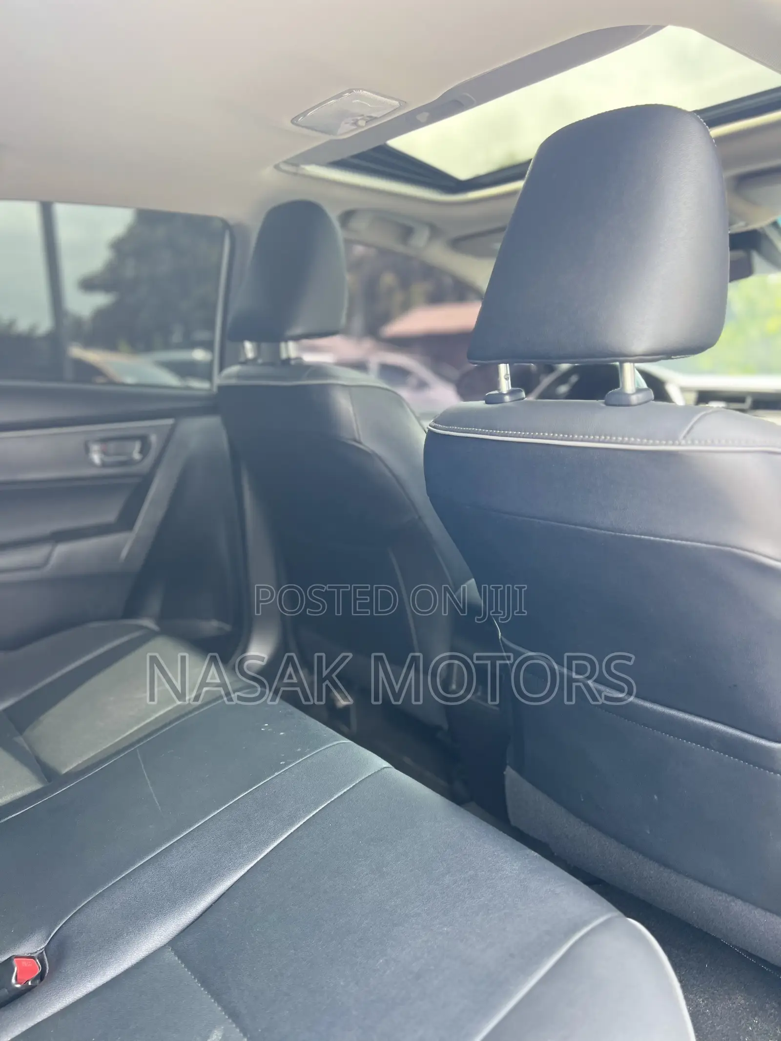 Toyota Corolla XLE (1.8L 4cyl 2A) 2018 White
