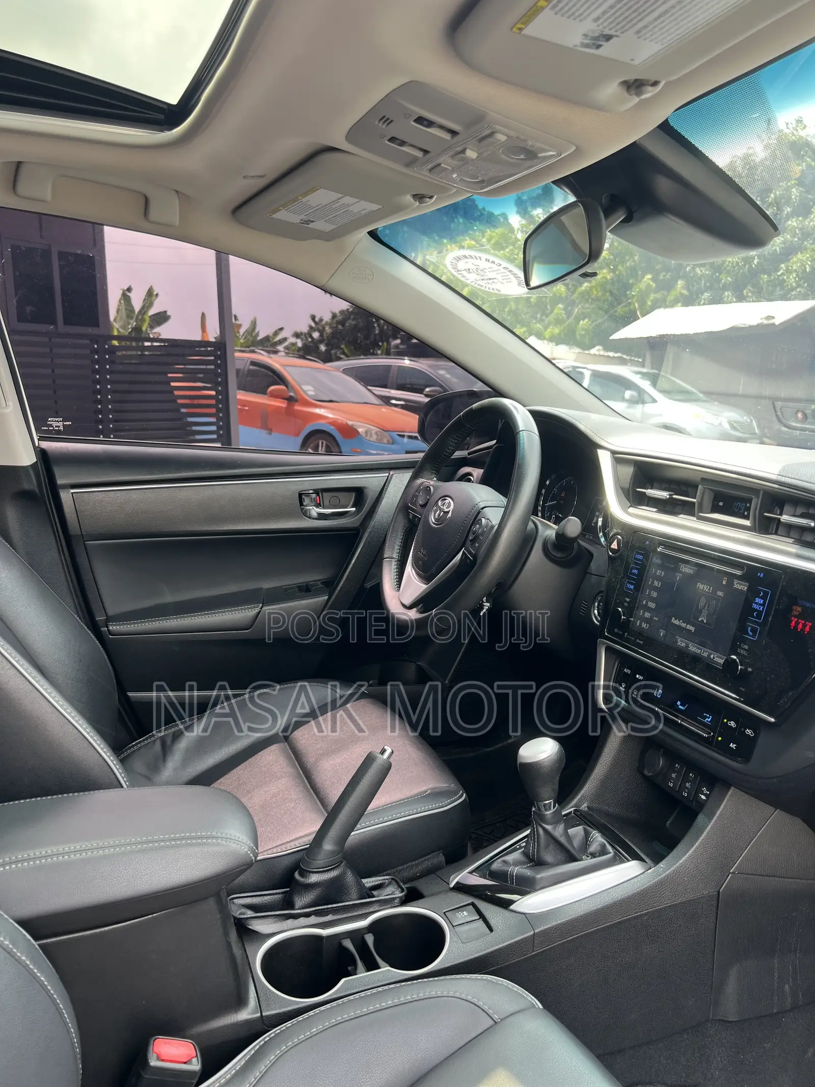 Toyota Corolla XLE (1.8L 4cyl 2A) 2018 White