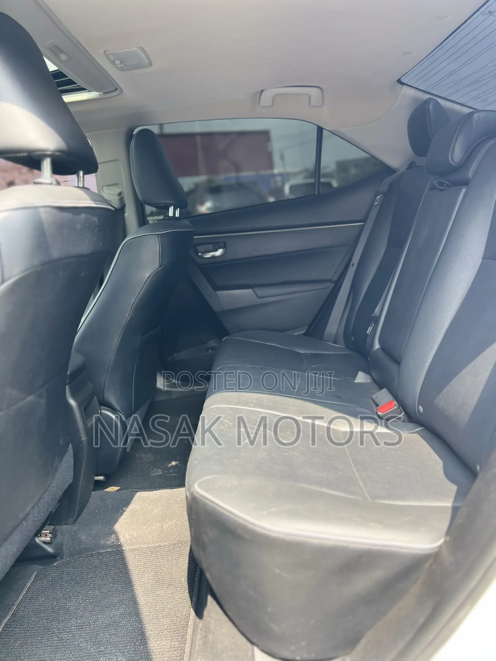Toyota Corolla XLE (1.8L 4cyl 2A) 2018 White