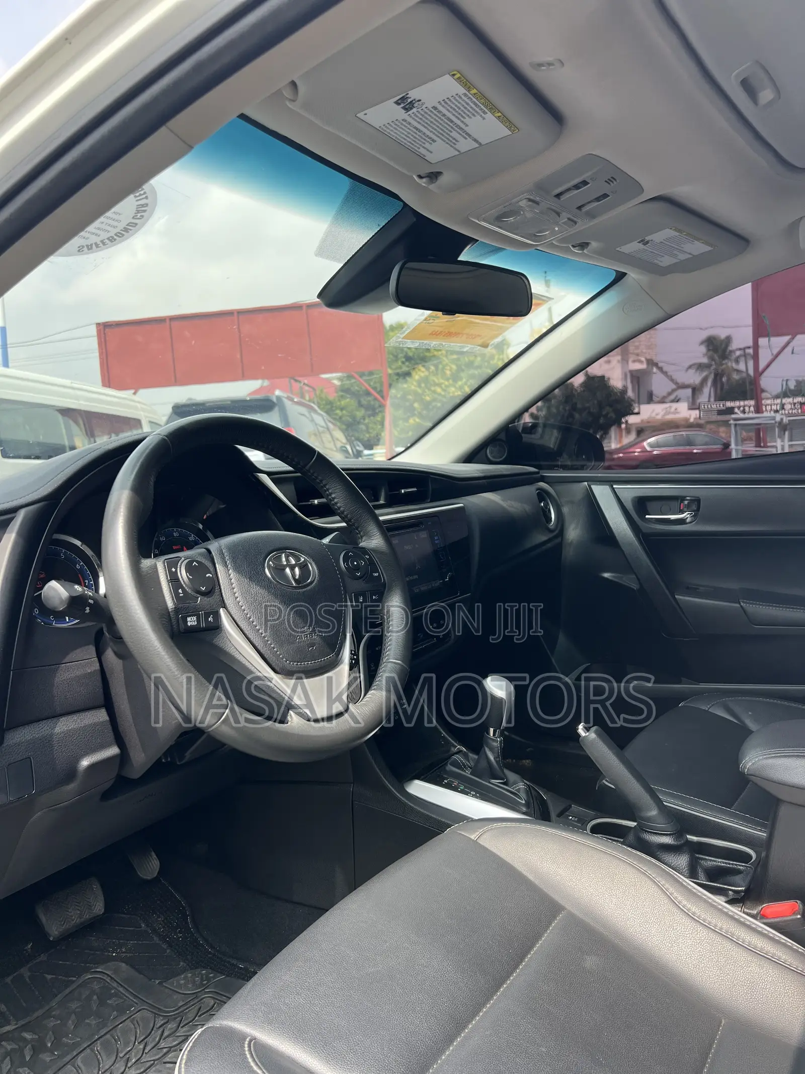 Toyota Corolla XLE (1.8L 4cyl 2A) 2018 White