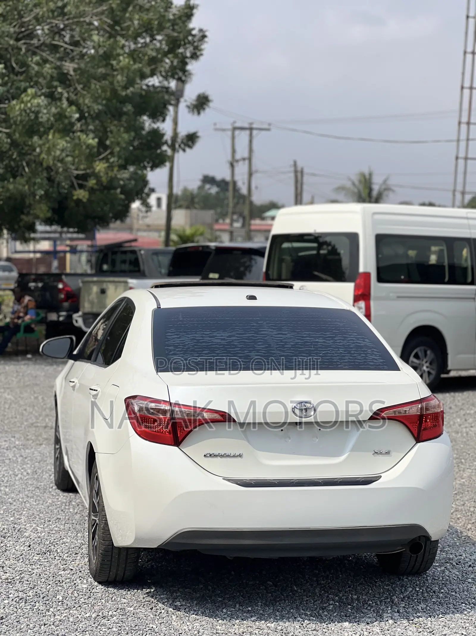 Toyota Corolla XLE (1.8L 4cyl 2A) 2018 White