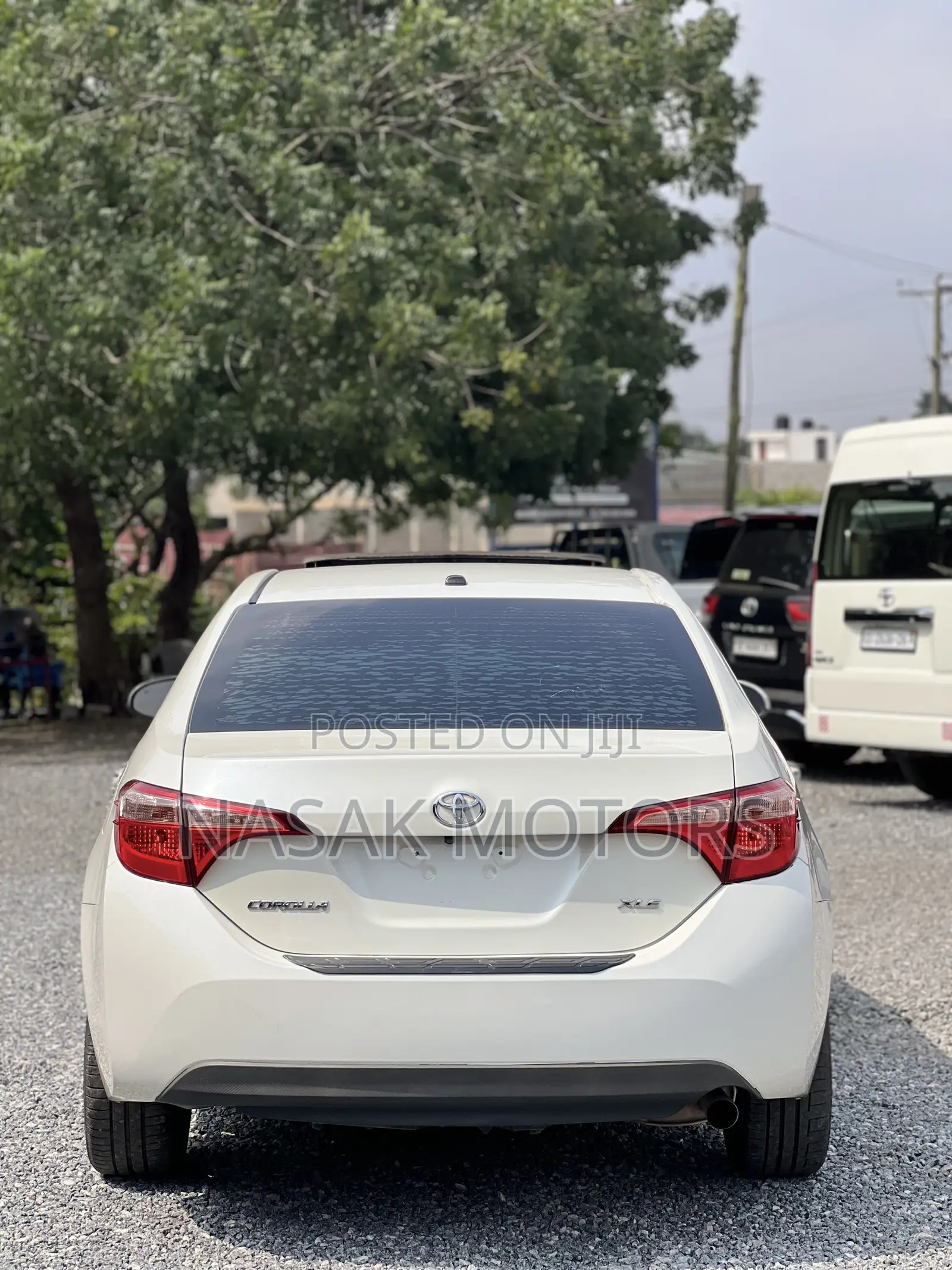 Toyota Corolla XLE (1.8L 4cyl 2A) 2018 White