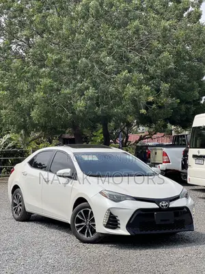 Toyota Corolla XLE (1.8L 4cyl 2A) 2018 White